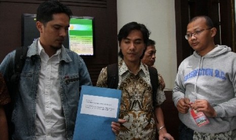 Ketua Yayasan LBH Indonesia, Alvon Kurnia Palma (tengah).