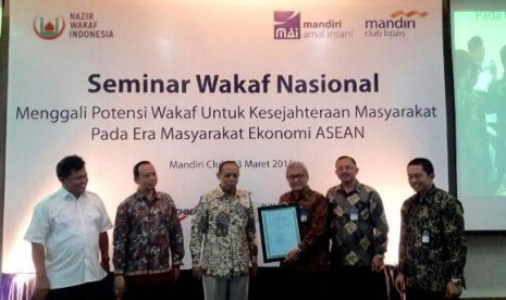 ketua Yayasan Mandiri Amal Isani (YMAI) Tedi Nurhikmat (tiga dari kanan) usai menerima serfitikat wakaf dari Badan Wakaf Indonesia