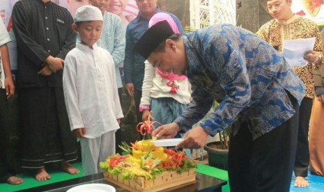 Ketua Yayasan Panti Yatim Indonesia Budiyono memotong tumpeng tanda peresmian asrama PYI ke-28 di Jalan Komodor Halim Perdana Kusuma No. 09, Jakarta Timur, Kamis (10/5).