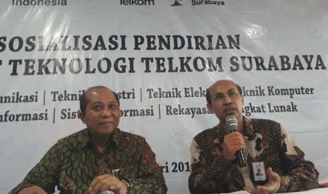 Ketua Yayasan Pendidikan Telkom Dwi S. Purnomo (kanan) bersama Koordinator Kopertis Wilayah VII Suprapto memberiian keterangan pers terkait pendirian  Institut Teknologi Telkom Surabaya di Kantor Telkom Indonesia Divisi Regional V, Surabaya.