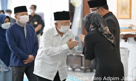 Ketua yayasan Unisba Prof. Dr. KH. Miftah Faridl, Rektor Unisba Prof Edi bersama istri, serta Wakil Rektor 4 Dr. Ratna Januarita, S.H., LL.M., M.H. berkesempatan untuk bertemu langsung dengan Ridwan Kamil dan Istri Atalia Praratya di dalam Gedung Negara Pakuan.