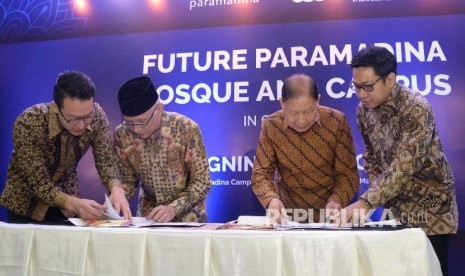 Ketua Yayasan Wakaf Paramadina Hendro Martowardojo (dua kiri) bersama Pendiri Grup Lippo Mochtar Riady (dua kanan) menandatangani nota MoU disaksikan Rektor Univ Paramadina Firmanzah (kanan) dan CEO PT Lippo Karawaci John Riady (kiri) pada acara bertajuk Future Paramadina Mosque and Campus, Jakarta, Rabu (27/3). 