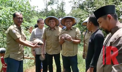 Ketua YBM BRI Tri Wintarto (ketiga dari kiri) bersama tim saat mengunjungi Pondok Pesantren Riyadlatul Falahin, Lampung Tengah 