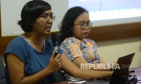 Ketua YLBHI Asfinawati (kiri) bersama Aktivis Kontras Nisrina Nadhifah Rahman memberikan paparan dalam media briefing di Jakarta, Ahad (13/8). 