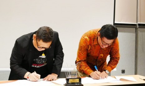 Ketua ZIS Indosat Wahid Efendi dan CEO Rumah Zakat, Nur Efendi melakukan penandatanganan kerja sama.