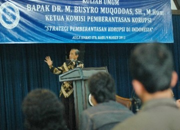 Ketua KPK Busyro Muqoddas memberikan kuliah umum \'Strategi Pemberantasan Korupsi Di Indonesia\' di Aula Barat ITB, Bandung, Rabu (9/3).