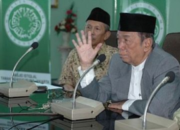 Ketua Majelis Ulama Indonesia, Amidhan (berjas abu-abu)