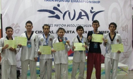 Ketujuh atlet taekwondo BSI saat menerima medali di Kejuaraan SNAT 2016.