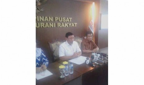 Ketum DPP Hanura, Wiranto, mengadakan jumpa pers di Gedung Pusat Partai Hanura di Jalan Tanjung Karang, Sudirman, Jakarta Pusat, Jumat (20/3). 