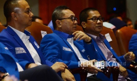 Ketum DPP PAN Zulkifli Hasan (tengah), Sekjen PAN Eddy Soeparno (kiri), dan Sekretaris Fraksi PAN di DPR Yandri Susanto saat pembukaan Rapimnas Partai Amanat Nasional (PAN) di Jakarta, Ahad (13/11).