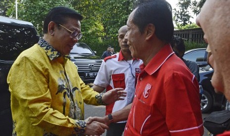  Ketum DPP Partai Golkar Agung Laksono (kiri) menyalami Ketum PKP Indonesia Sutiyoso saat kunjungan pengurus Partai Golkar baru di kantor DPP PKPI, Jakarta, Rabu (18/3).