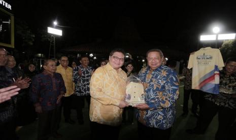 Ketum DPP Partai Golkar Airlangga Hartarto bertemu dengan Presiden ke-6 RI Susilo Bambang Yudhoyono (SBY) di Puri Cikeas, Kamis (5/3) malam,