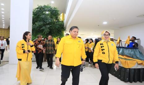 Ketum Golkar Airlangga Hartarto dan kader Golkar Airin Rachmi Diany