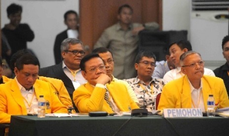 Ketum Golkar hasil Munas Ancol, Agung Laksono (tengah).