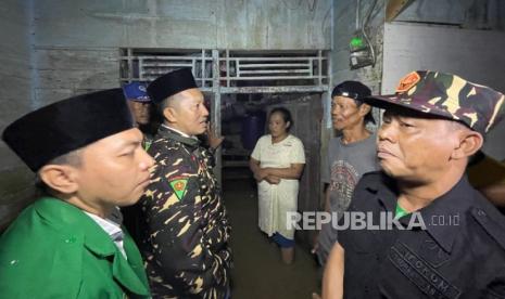 Ketum GP Ansor Addin Jauharudin bersama Banser ikut membantu korban terdampak bencana.