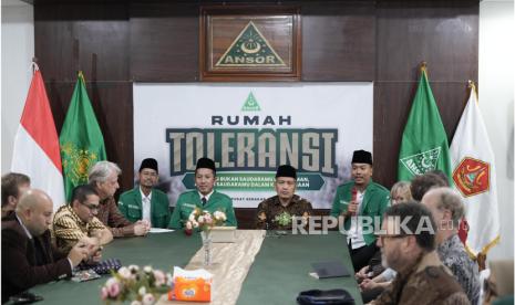 Ketum GP Ansor (kedua kiri) bersama Ketua PBNU Gus Ulil Abshar Abdallah saat menerima delegasi Konferensi Internasional Humanitarian Islam