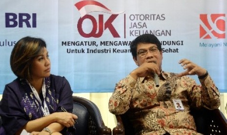 Ketum Indonesian National Shipowners Association (INSA) Carmelita Sutoto (kiri), dan Deputi Komisioner Pengawasan Perbankan OJK Irwan Lubis menjadi narasumber saat diskusi panel tentang 