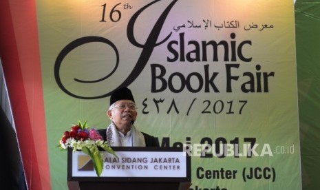 Ketum Majelis Ulama Indonesia (MUI) KH. Ma'ruf Amin memberi sambutan saat Pembukaan Islamic Book Fair (IBF) 2017 di JCC, Senayan, Jakarta, Rabu (3/5).