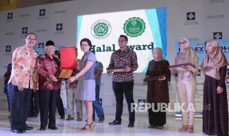 Ketum MUI KH Ma'ruf Amin (kedua kiri), didampingi Direktur LPPOM MUI Lukmanul Hakim (kiri) menyerahkan penghargaan kepada para pemenang Halal Award  (Ilustrasi)