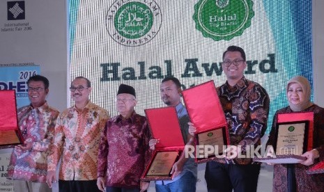 Ketum MUI KH Ma'ruf Amin (ketiga kiri), didampingi Direktur LPPOM MUI Lukmanul Hakim (kedua kiri) berfoto bersama para pemenang Halal Award 2016 dalam acara International Islamic Fair (IIF) 2016 di JIEXPO, Kemayoran, Jakarta, Kamis (20/10).