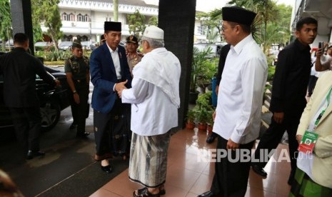 Ketum MUI KH Ma'ruf Amin menyambut kedatangan Presiden di Asrama Haji Pondok Gede 