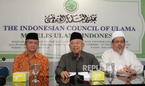 Ketum MUI Ma'ruf Amin (tengah), Sekjen MUI Anwar Abbas (kiri), dan Wasekjen MUI Tengku Zulkarnain menggelar konferensi pers tentang penistaan agama oleh Gubernur DKI Jakarta, Jakarta, 13/10).