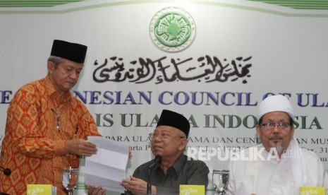 Ketum MUI Ma'ruf Amin (tengah), Sekjen MUI Anwar Abbas (kiri), dan Wasekjen MUI Tengku Zulkarnain menggelar konferensi pers tentang penistaan agama oleh Gubernur DKI Jakarta, Jakarta, 13/10). 