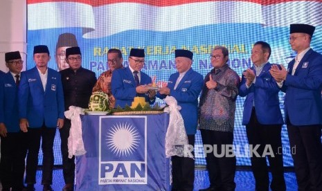 Ketum PAN Zulkifli Hasan (kelima kiri) memberikan tumpeng kepada Ketua Majelis Kehormatan PAN Amien Rais (keempat kanan), disaksikan didampingi kader PAN, serta Gubernur Jabar Ahmad Heryawan (ketiga kanan), Wakil GUbernur Jabar Dedy Mizwar (keempat kiri), Walikota Bandung Ridwan Kamil (ketiga kiri) saat Pembukaan Rapat Kerja Nasional (Rakernas) III Partai Amanat Nasional (PAN), Bandung, Jabar.