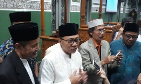 Ketum PAN, Zulkifli Hasan memberi sambutan usai melaksanakan shalat gerhana di Masjid Universitas al-Azhar Indonesia, Jakarta, Rabu (31/1) malam. 