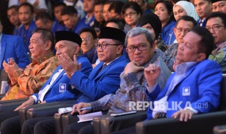 Ketum PAN Zulkifli Hasan (tengah), Ketua Majelis Kehormatan PAN Amien Rais (kedua kiri), Ketua MPP PAN Soetrisno Bachir (kanan), Gubernur Jabar Ahmad Heryawan (kedua kanan), Wakil GUbernur Jabar Dedy Mizwar hadir saat Pembukaan Rapat Kerja Nasional (Rakernas) III Partai Amanat Nasional (PAN), Bandung, Jabar, Senin (21/8).