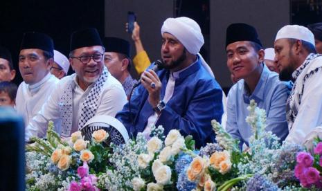 Ketum PAN Zulkifli Hasan (Zulhas) mengajak masyarakat untuk bersama-sama mendoakan Palestina di acara Jakarta Bersholawat.Rencananya, agenda ini akan digelar Senin (27/11) di Bumi Perkemahan Wiladatika Cibubur. Jakarta Bersholawat ini juga akan dihadiri oleh Habib Syech bin Abdul Qodir Assegaf. 