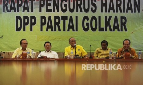  Rapat konsolidasi persiapan Munaslub di Kantor DPP Golkar, Jakarta, Kamis (4/2).   (Republika/Rakhmawaty La'lang)