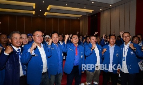  Ketua Umum PAN Zulkifli Hasan bersama kader Partai Amanat Nasional saat membuka Latihan Kader Amanat Utama ke-21 di Sentul Bogor, Jawa Barat, beberapa waktu lalu..(Republika/Musiron) 