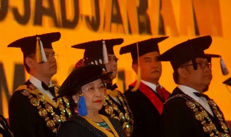 Ketum Partai Demokrasi Indonesia-Perjuangan (PDIP) Megawati Soekarnoputri (tengah) mengikuti prosesi Penganugerahan Gelar Doktor Honoris Causa (Dr.H.C) Megawati Soekarnoputri Bidang Politik dan Pemerintahan di Kampus Unpad, Bandung, Jawa Barat, Rabu (25/5)