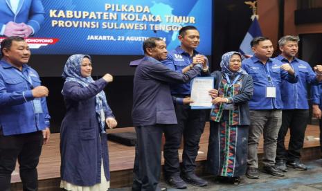 Ketum Partai Demokrat, Agus Harimurti Yudhoyono, menyerahkan surat rekomendasi ke Dalle Effendi, bakal calon bupati Kolaka Timur..