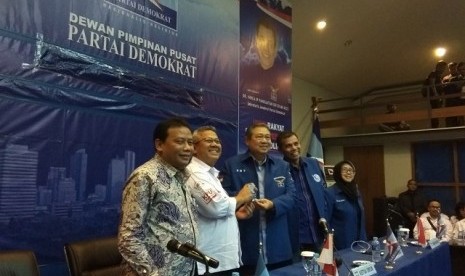 Ketum Partai Demokrat Susilo Bambang Yudhoyono bersama Ketua KPU Arief Budiman saat verifikasi Parpol