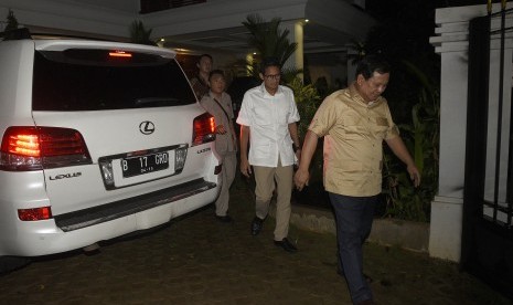 Ketum Partai Gerindra Prabowo Subianto (kanan) bersama bakal calon gubernur DKI Jakarta Sandiaga Uno (kedua kanan) saat tiba di kediaman Prabowo Subianto, Jakarta, Kamis (22/9). 