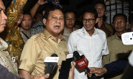 Ketum Partai Gerindra Prabowo Subianto (kiri).