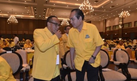 Ketum Partai Golkar Aburizal Bakrie (kiri) berbincang dengan Waketum Partai Golkar Theo L Sambuaga usai pembukaan Rapat Pimpinan Nasional (Rapimnas) VI Partai Golkar di Jakarta Convention Center, Ahad (18/5).