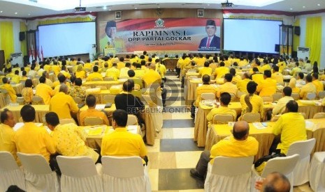 Ketum Partai Golkar Agung Laksono memberi sambutan saat pembukaan Rapimnas I DPP Partai Golkar di kantor DPP Partai Golkar, Slipi, Jakarta Barat, Rabu (8/4).