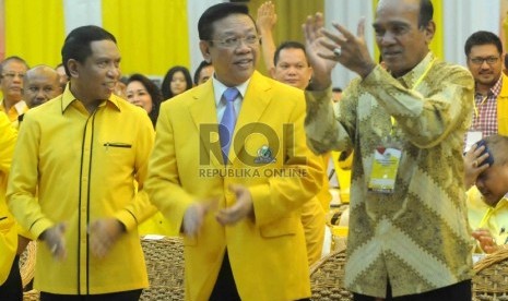 Ketum Partai Golkar Agung Laksono (tengah) dan Ketua Dewan Pertimbangan Partai Golkar Siswono Yudo Husodo (kanan) saat pembukaan Rapimnas I DPP Partai Golkar di kantor DPP Partai Golkar, Slipi, Jakarta Barat, Rabu (8/4).