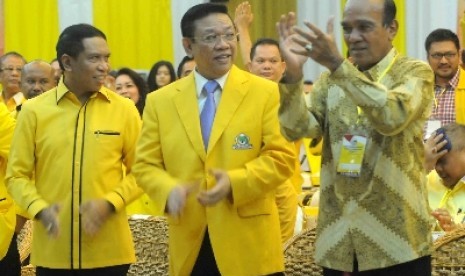 Ketum Partai Golkar Agung Laksono versi Munas Ancol (tengah).