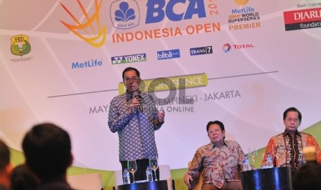 Ketum PBSI Gita Wirjawan (kiri), Presdir BCA Jahja Setiaatmadja (kanan) dan Manajer Komunikasi Bakti Olahraga Djarum Foundation Budi Darmawan memberikan keterangan pers terkait penyelenggaraan turnamen bulutangkis BCA Indonesia Open 2015 di Jakarta, Senin 