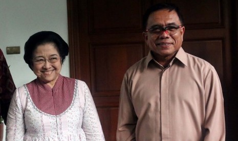 Ketum PDIP Megawati Soekarnoputri bersama Gubernur Aceh Terpilih Irwandi Yusuf