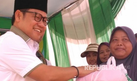 Ketum PKB Muhaimin Iskandar memberikan sembako kepada warga dalam acara pasar murah di Teluk Pucung, Babelan, Bekasi Utara. Rabu (2/8).