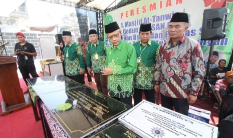 Ketum PP Muhammadiyah Haedar Nashir sedang meresmikan Masjid H Abdul Karim Oey di Bengkulu, Kamis (14/2)