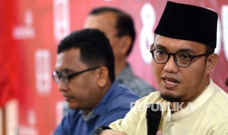 Ketum PP Pemuda Muhammadiyah Dahnil Azhar (kanan) memberikan paparan saat diskusi Madrasah Anti Korupsi PP Muhammadiyah di Jakarta, Kamis (25/8). 