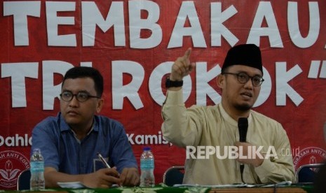 Ketum PP Pemuda Muhammadiyah Dahnil Azhar (tengah) bersama Moderator Abdul Rahman Syahputra saat diskusi Madrasah Anti Korupsi PP Muhammadiyah di Jakarta, Kamis (25/8).