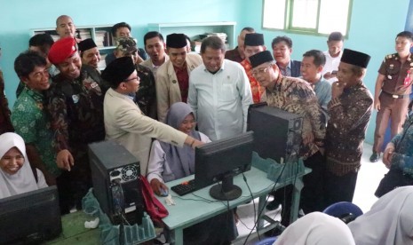 Ketum PP Pemuda Muhammadiyah Sunanto dan Menkominfo Rudiantara menyaksikan siswa SMA Muhammadiyah 1 Tais di Kabupaten Seluma, Bengkulu menggunakan jaringan internet yang baru dibuka aksesnya, Kamis (14/2).