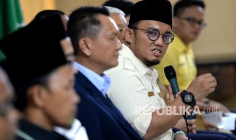 Ketum PP Pemuda Muhammdiyah Dahnil Anzar Simanjuntak (tengah) bersama tokoh pemuda lintas agama memberikan pernyataan sikap terhadap diskriminasi dan genosida Etnis Rohingya di Gedung PP Muhammadiyah, Jakarta, Selasa (5/9). 